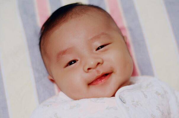 宝宝两个月应抬头多少度 说说宝宝抬头这件事