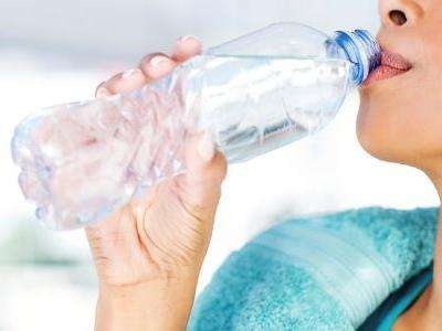 喝水的最佳时间，起床后喝水排毒!