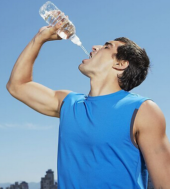 巧妙喝水法 快速抚平小肚腩