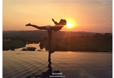 跟着她这样做 你也可打造超模般性感身材