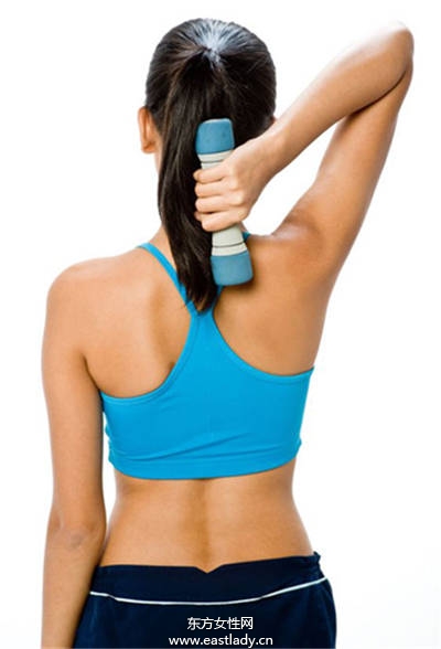 哑铃练胸肌 辣妹胸部UPUPUP