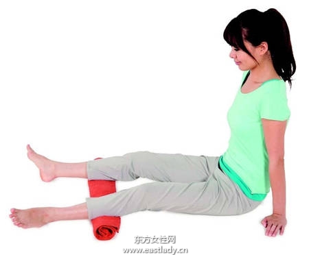 一条大毛巾轻松消除小腿水肿