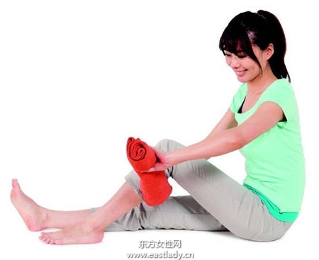 一条大毛巾轻松消除小腿水肿