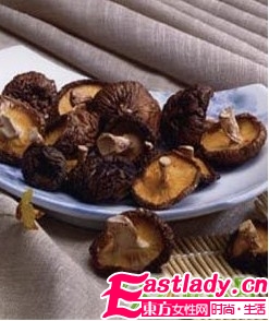 多吃9种食物消除水肿脸