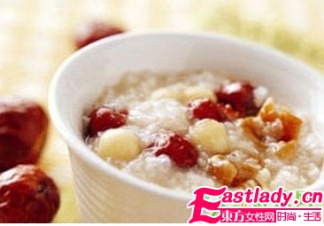 巧用花生米快速丰胸