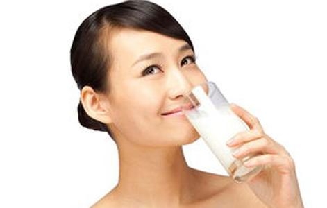 睡前喝牛奶会胖吗？睡前喝牛奶好处多