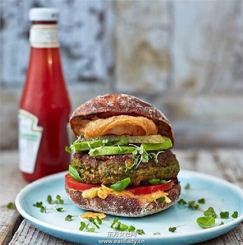 原来小天后的腹肌是这样来的 艾丽高登的塑身秘诀