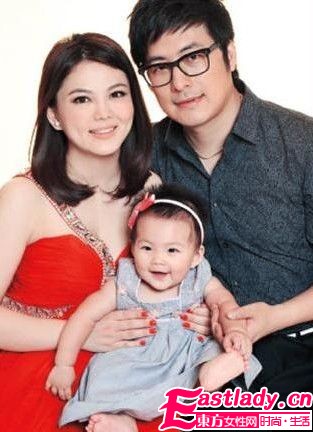 辣妈李湘上海现身 一身黑装难以掩胖