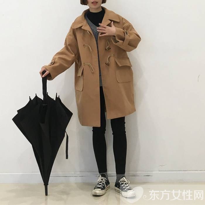 英伦学院风牛角扣大衣搭配 时髦又吸睛