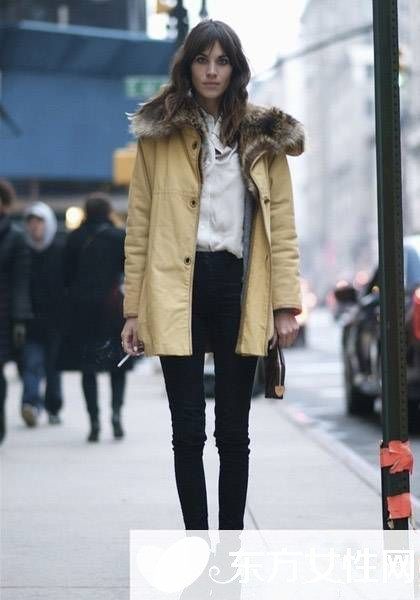 欧美潮女冬季穿搭街拍秀 大衣+紧身裤营造霸气女人味