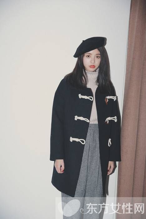 英伦学院风牛角扣大衣搭配 时髦又吸睛