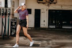 彩色条纹上衣怎么搭配 巧妙穿法彰显青春范儿