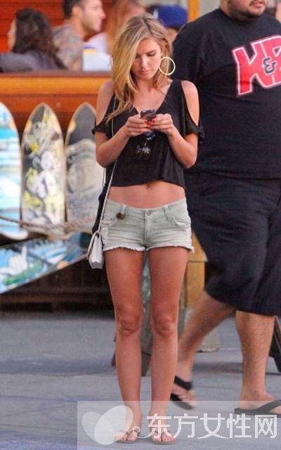 人字拖流行时尚搭 欧美明星演绎简约中的时尚