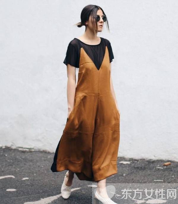 显瘦吊带衫最潮穿法 原来这样穿也可以这么美