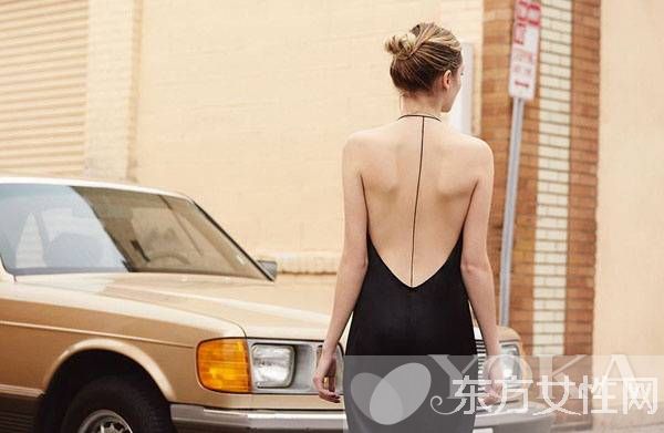 吊带裙搭配什么上衣 这么穿别有一番风味哦