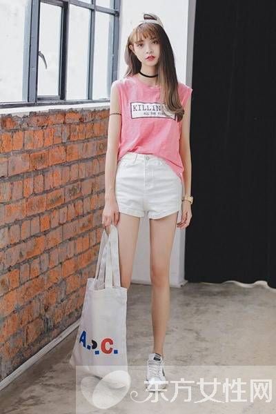 白色短裤搭配什么上衣好看 最清爽白色短裤搭配大收集