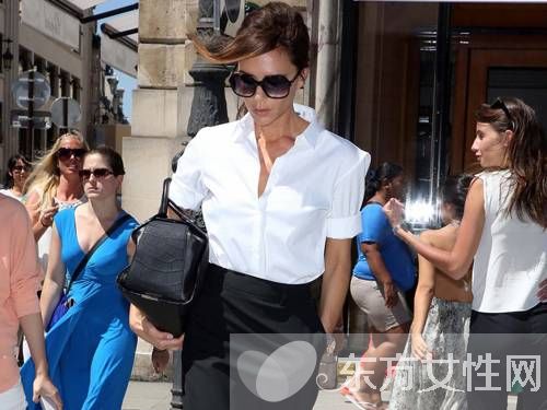 女士白衬衣的穿法推荐 欧美街头最常见的穿搭法