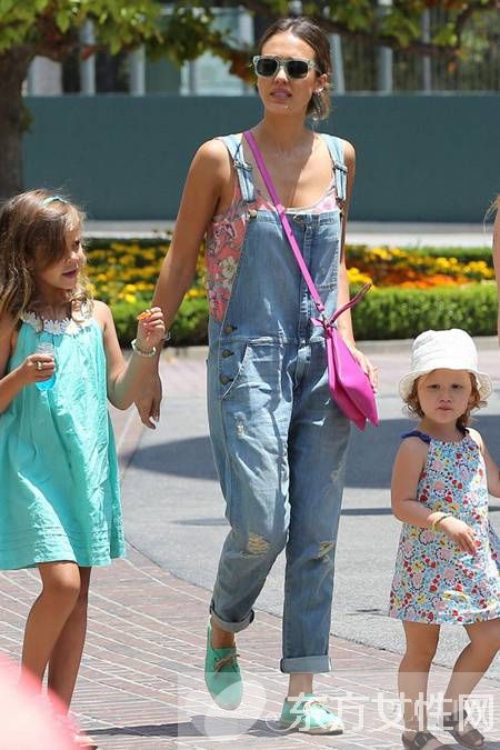 背带裤搭配什么上衣 最好看时尚的搭配方法推荐