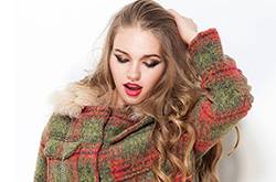 冬季毛呢短外套搭长筒靴 让你显高又显瘦