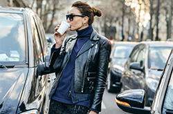 只要你的高领毛衣跟着这样穿 一定变得很时髦