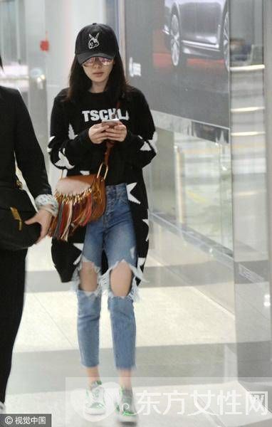 三招教你如何将破洞牛仔裤穿得更时髦