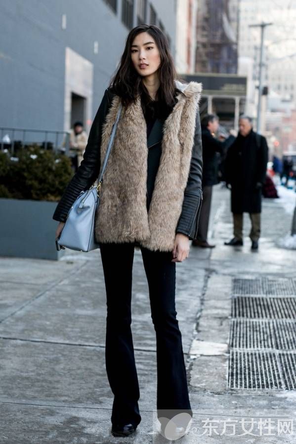 喇叭裤搭配什么上衣 4款潮搭让你美上天