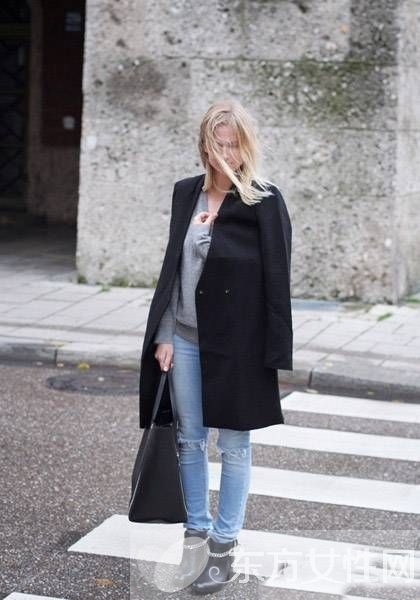 欧美潮女冬季穿搭街拍秀 大衣+紧身裤营造霸气女人味
