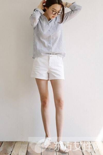 白色短裤搭配什么上衣好看 最清爽白色短裤搭配大收集