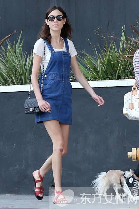 背带裤搭配什么上衣 最好看时尚的搭配方法推荐