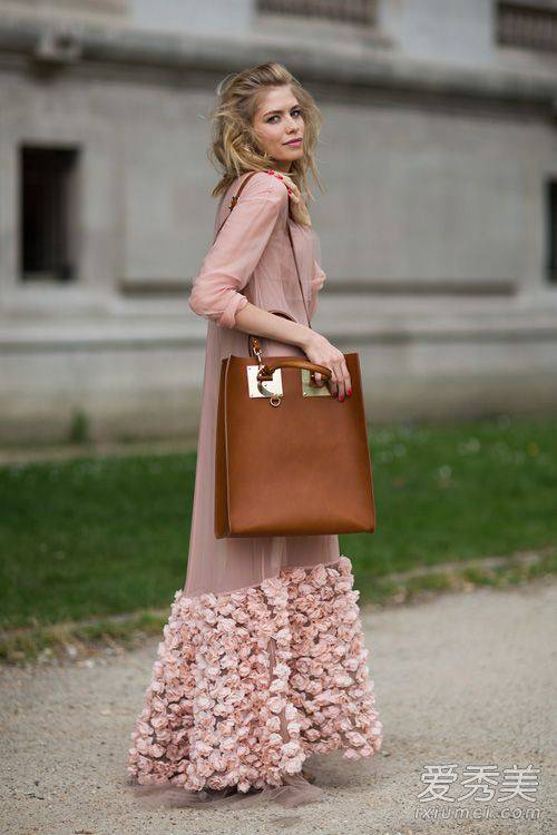 欧美时尚街拍 早春长裙搭配美美哒