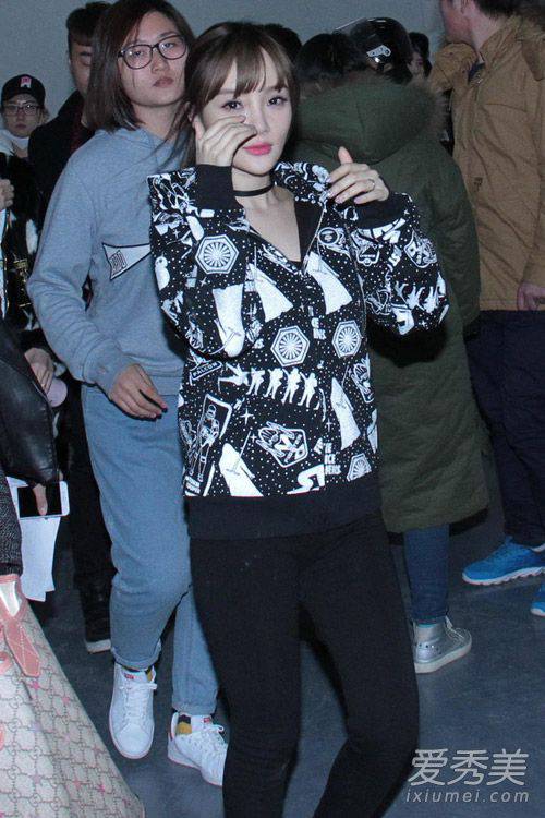 女星机场时尚街拍 刘诗诗粉红大衣亮相