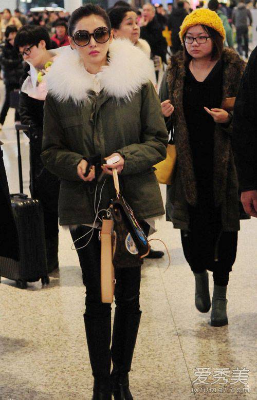 女星机场时尚街拍 刘诗诗粉红大衣亮相