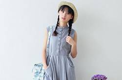 无袖连衣裙搭配圣经 将甜美穿出来