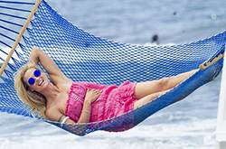 去海边玩穿什么 这么穿又是另一番美丽模样