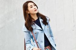 金色初秋吸睛单品 蓝色风衣就该这么搭