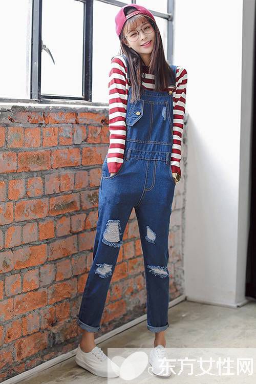 牛仔背带裤怎么穿 巧妙搭配色彩让你更美丽