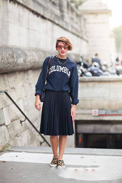 卫衣搭配半身裙 初春这么穿你也是街拍达人