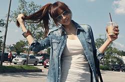 台湾美女时尚街拍秀 简约搭配也能潮感十足