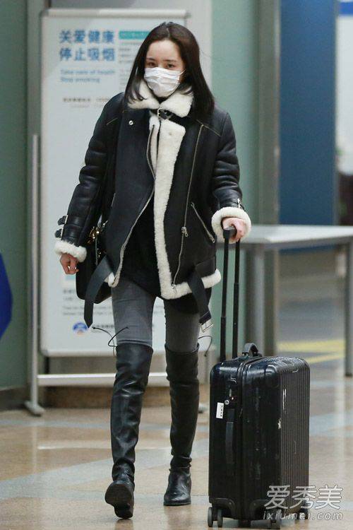 女星机场时尚街拍 刘诗诗粉红大衣亮相