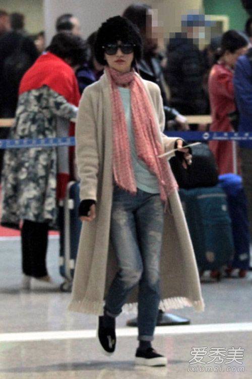 女星机场时尚街拍 刘诗诗粉红大衣亮相
