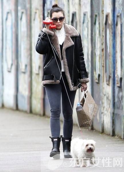 女性冬日羊羔绒外套搭配 温暖厚实又时髦