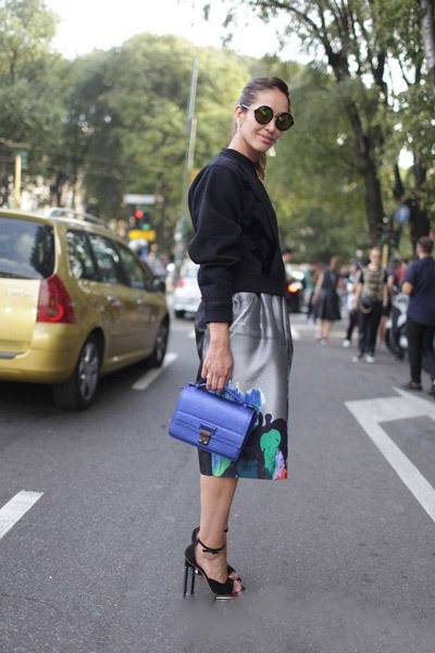 卫衣搭配半身裙 初春这么穿你也是街拍达人