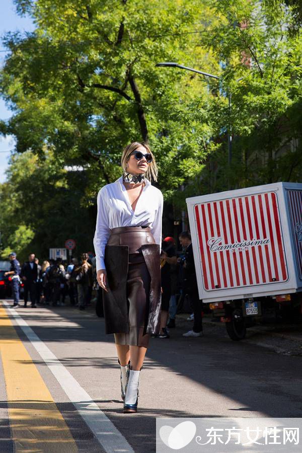 街拍达人教你几招白衬衣的穿法 轻松穿出优雅休闲范