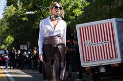 街拍达人教你几招白衬衣的穿法 轻松穿出优雅休闲范