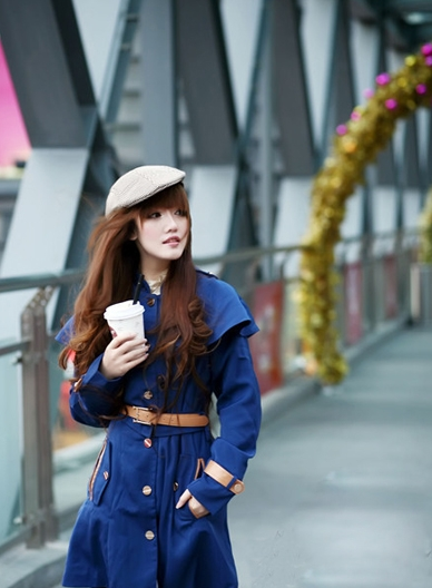 金色初秋吸睛单品 蓝色风衣就该这么搭