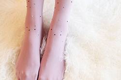 冬季时尚显瘦紧身裤袜搭配 穿出一双大长腿