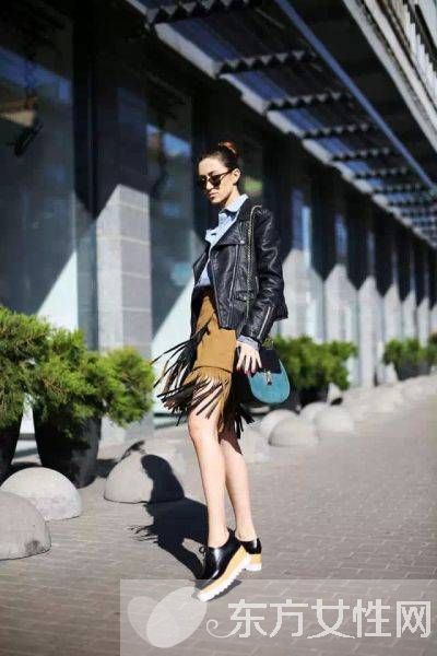 流苏皮衣穿出身材好比例 巧妙搭配显出大长腿