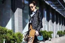 流苏皮衣穿出身材好比例 巧妙搭配显出大长腿