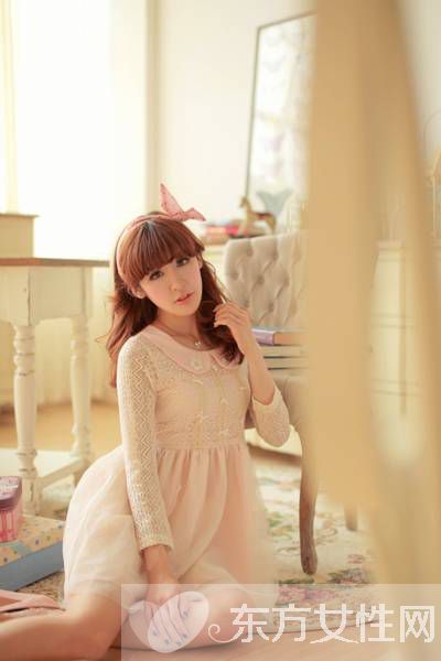 蕾丝短裙时髦搭配法 收腰款式轻松帮你塑造小蛮腰