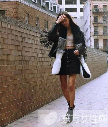 流苏皮衣穿出身材好比例 巧妙搭配显出大长腿